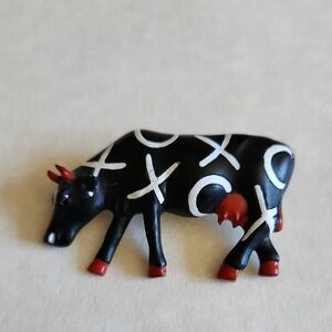 Cow Parade “Hugs & Smooches” XOXO Cow Pin 2001 Susan M. Rooney, Black White Red